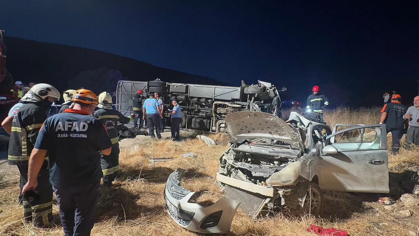 Gaziantep’in Nurdağı ilçesinde yolcu otobüsü ile otomobilin çarpışması sonucu 7 kişi yaşamını yitirdi, 16 kişi yaralandı.