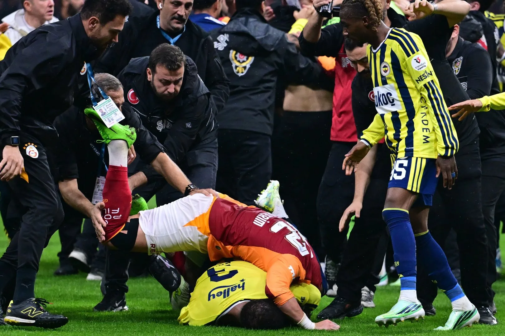 Galatasaray-Fenerbahçe Derbisi Bitti, Saha Karıştı! İki Futbolcu Kırmızı Kart Gördü