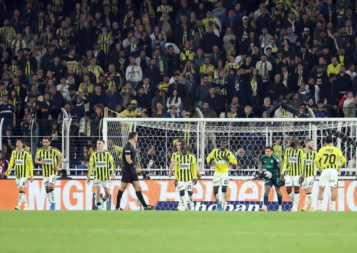 Fenerbahçe Kadıköy’de Yıkıldı! Göztepe’den 2-1’lik Geri Dönüş, Tribünlerden İstifa Sesleri